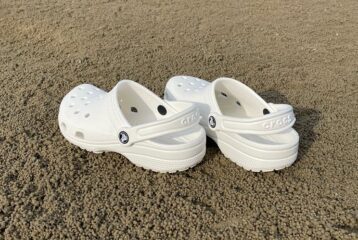how to clean white crocs