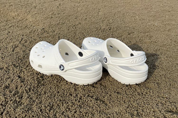 how to clean white crocs