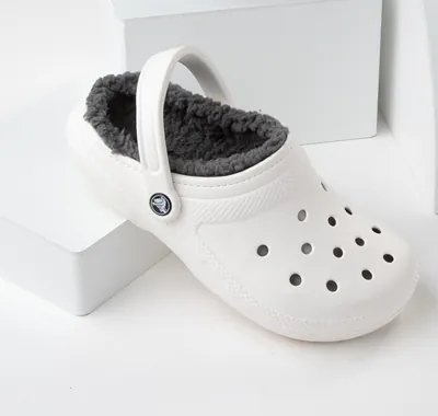 cleaning white crocs with fur